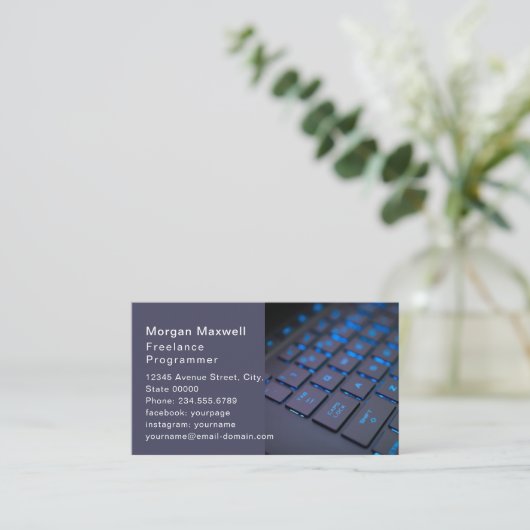 Tastatur Computerprogrammierer QR-Code blau  Visitenkarte (Stehend Vorderseite)
