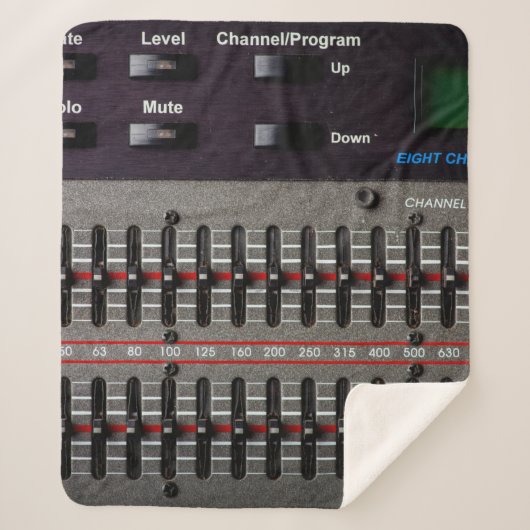 Tasten auf einem Tonmischer im Aufnahmestudio. Sherpadecke (Vorderseite)