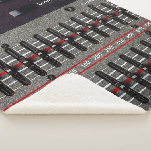 Tasten auf einem Tonmischer im Aufnahmestudio. Sherpadecke (3/4)