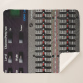 Tasten auf einem Tonmischer im Aufnahmestudio. Sherpadecke (Vorderseite (Horizontal))