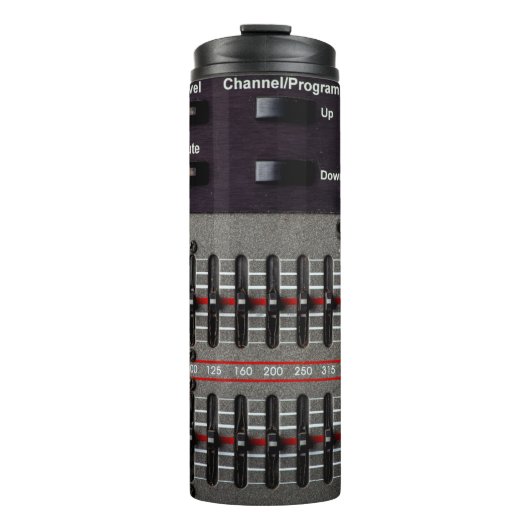 Tasten auf einem Tonmischer im Aufnahmestudio. Thermosbecher (Vorderseite)