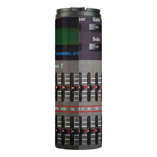 Tasten auf einem Tonmischer im Aufnahmestudio. Thermosbecher (Rückseite)