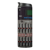 Tasten auf einem Tonmischer im Aufnahmestudio. Thermosbecher (Nach rechts gedreht)