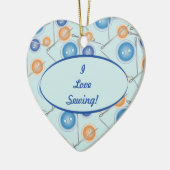 Tasten und Nähnadeln Keramikornament (Links)