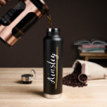 Tastenanschläge für Goldene Pinselstriche - Namens Trinkflasche<br><div class="desc">Fügen Sie Ihrer Hydratationsroutine eine Touch von Eleganz und Personalisierung hinzu, mit diesem Goldrausch Stroke Handlettering Name Script Custom Water Flasche. Diese Wasserflasche wurde speziell für den individuellen Bedarf konzipiert und weist einen bedruckten goldenen Pinselstrich auf, der den Namen Ihrer Wahl schön unterstreicht. Machen Sie eine Aussage mit dieser eleganten...</div>