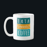 Tata braucht Kaffee-Tasse Kaffeetasse<br><div class="desc">Tata braucht Kaffee-Tasse. Diese niedliche Kaffee-Tasse ist das ideale Geschenk für jeden Vater, dessen Kinder ihn Tata statt Vater nennen. (Tata bedeutet Vater oder Vater in Tschechisch, Polnisch, Kroatisch und Rumänisch.) Diese lustige Tasse sagt: "Tata braucht Kaffee." Es hat einen weißen Hintergrund mit aquamarin / türkis / aqua und gelb...</div>