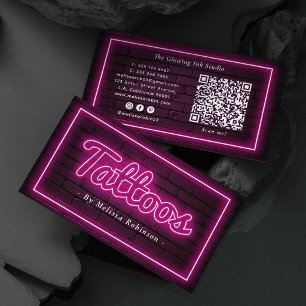 Tätowierer mit rosa Neon vor schwarzer Ziegelwand Visitenkarte