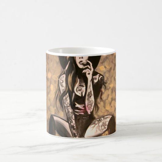 Tätowierte Frau in Gold Kaffeetasse (Mittel)