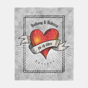 Tätowierte Herzen addieren Namen und Datum Fleecedecke