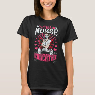 Tätowierte Krankenschwester Tätowiert Und Ausgebil T-Shirt