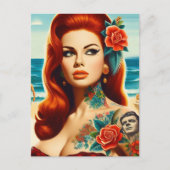 Tätowierte Rotschopf-Pin-up Postkarte (Vorderseite)