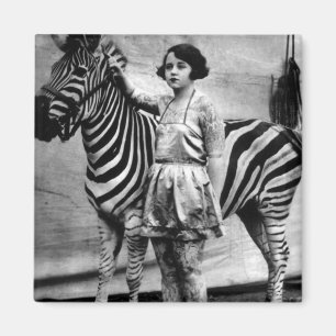 Tätowierte Zirkus-Dame und Zebra-quadratischer Magnet