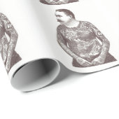 Tätowierter viktorianischer Typ mit dem Geschenkpapier (Rolleneckpunkt)