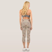 Tatreez pattern, beige geometric ornament capri leggings (Rückseite)