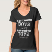 Tattooed Boys sind mein Lieblings-Toys-V-Nacken-T T-Shirt (Vorderseite)