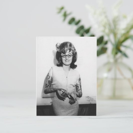 Tattooed Glasses Chick Postkarte (Stehend Vorderseite)