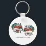 Tattooed Hearts, Tattoo Graphic Wedding Schlüsselanhänger<br><div class="desc">Mit diesem Schlüsselanhänger erstellen Sie ein individuelles Hochzeitsgeschenk oder ein Gastgeschenk. Es zeigt Tätowiergrafik mit Retro-Stil Herzen in rot mit blauen Blume Akzenten,  die bereit sind,  mit dem Namen der Braut und Bräutigam personalisiert zu werden.</div>