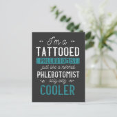 Tattooophlebotomist Inkted Tattoo Phlebotomie Postkarte (Stehend Vorderseite)
