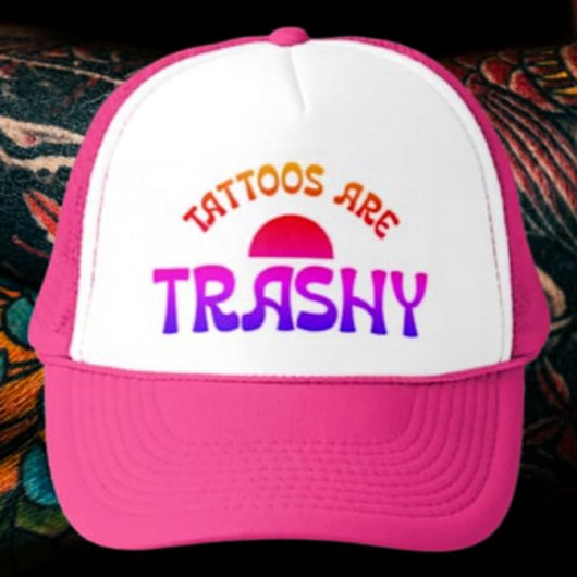 Tattoos sind schmutzig - Helle Rainbow-Typografie Truckerkappe