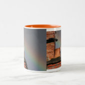 Taube auf dem Topf mit der Regenbogen-Tasse Zweifarbige Tasse (Mittel)