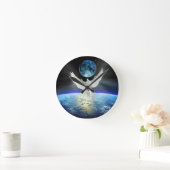Taube des Friedens über der Erde aus dem Weltraum Runde Wanduhr (Zuhause)