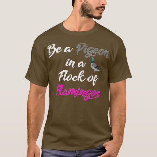 Taube in einer Herde Flamingos T-Shirt