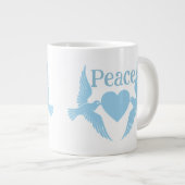 Taube mit Herz und Frieden Wortdarstellung Jumbo-Tasse (Vorderseite Rechts)