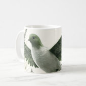 Taube oder Vogel fliegt zwischen Laub Kaffeetasse (Vorderseite Links)