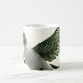 Taube oder Vogel fliegt zwischen Laub Kaffeetasse (Mittel)