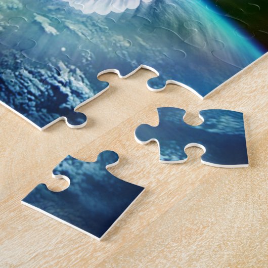 Taube von Friedensheiliger Geist über Erde mit Puzzle (Seite)