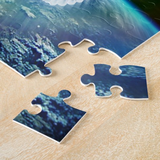 Taube von Friedensheiliger Geist über Erde mit Puzzle (Seite)