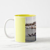 TAUBEN AN GUERNSEY-JACHTHAFEN ZWEIFARBIGE TASSE (Links)