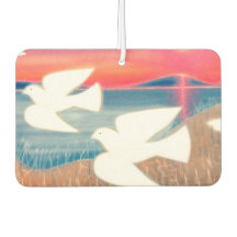 Tauben, die über den See fliegen