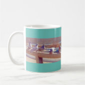 Tauben in einer Reihe auf einer Brücke Kaffeetasse (Links)