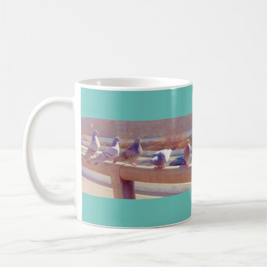Tauben in einer Reihe auf einer Brücke Kaffeetasse (Links)