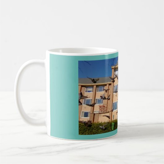 Tauben kommen für eine Landing Coffee Tasse (Links)