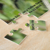 Tauben tropft auf eine gelbe Daisy - Puzzle (Seite)