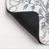 Tauben und Pfingstrosen mit Bändern Mousepad (Ecke)