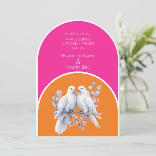 Tauben und Ringe Heiß rosa und Mandarine Arkiert Einladung (Stehend Vorderseite)