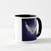 Taubenfliegen durch Lichtstrahl Tasse (VorderseiteRechts)