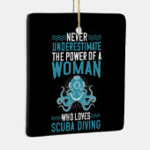 Tauchen - Diving Woman nie unterschätzen Keramikornament (Rechts)