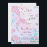 Tauchen in 5 Geburtstag Einladung Mermaid 5.<br><div class="desc">Tauchen Sie ein in Fünf-Meerjungfrau-Einladungs-Template ist perfekt für Mädchen's 5. Geburtstagsfeier. Unter der Sea Mermaid themed laden ist voll von Spaß und niedlichen Design-Elemente wie Meerjungfrau,  Muschel,  Korallenriff,  Schatz,  Flasche,  Seestern und mehr. Kinder zum zweiten Geburtstag sind besonders,  und diese Einladung kann dazu beitragen,  eine unvergessliche Geburtstagsfeier zu veranstalten</div>