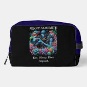 Tauchen. Lachen. Entdecken Sie. Scuba Adventures! Waschbeutel (Rückseite)