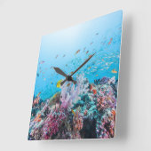 Tauchen mit farbenfrohen Riffen und Korallen Quadratische Wanduhr (Winkel)