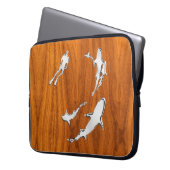 Tauchen mit Haifischen Silhouetten auf Teak Veneer Laptopschutzhülle (Vorderseite Links)