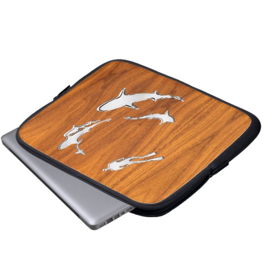 Tauchen mit Haifischen Silhouetten auf Teak Veneer Laptopschutzhülle (Vorne Knopf)