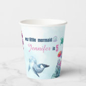 Tauchen Sie ein in fünf blaue Meerjungfrauen 5. Ge Pappbecher (Rückseite)