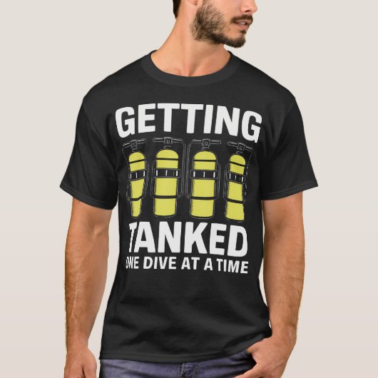 Tauchen Sie sich mit 'Getting Tanked One Dive At A T-Shirt (Vorderseite)