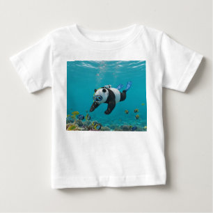 Tauchender Panda im Korallenriff Baby T-shirt