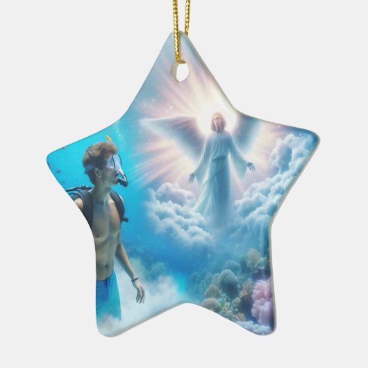 Taucher bewundert einen Engelbaumschmuck Keramik Ornament (Links)